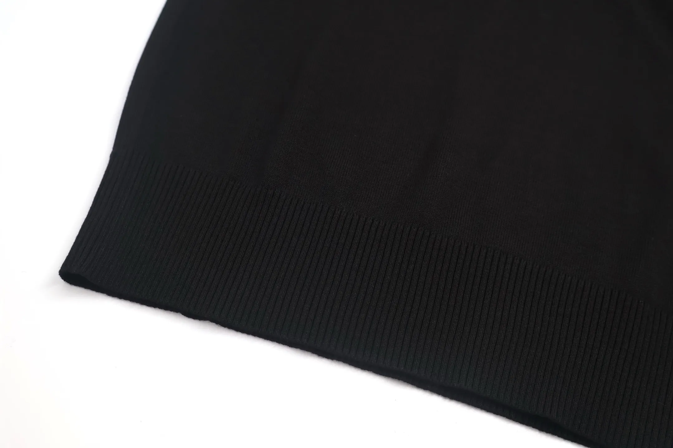 Moncler （Black） 5550 ， Black ， 。 16 。 logo ， 。 Size:M/L/XL/XXL